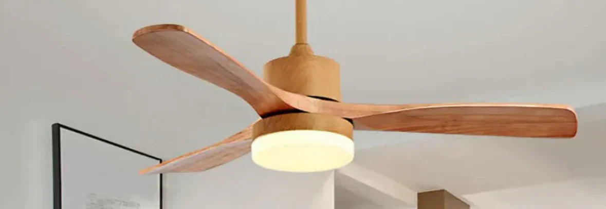Ventilatore da soffitto a tre pale con luce, perfetto per la sala da pranzo