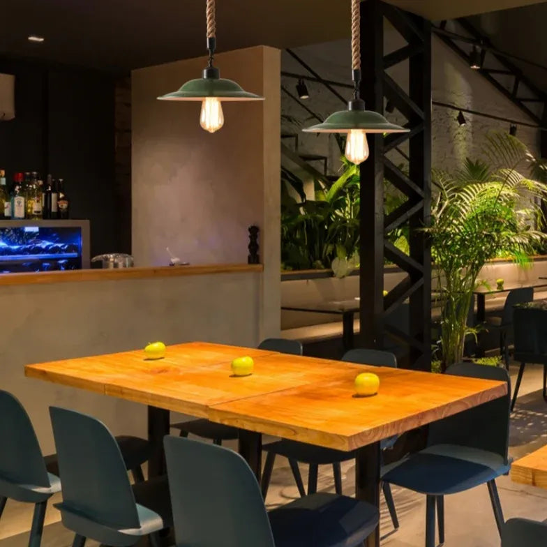 Lampadari industriali vintage sospesi per ristorante - clowasit.com