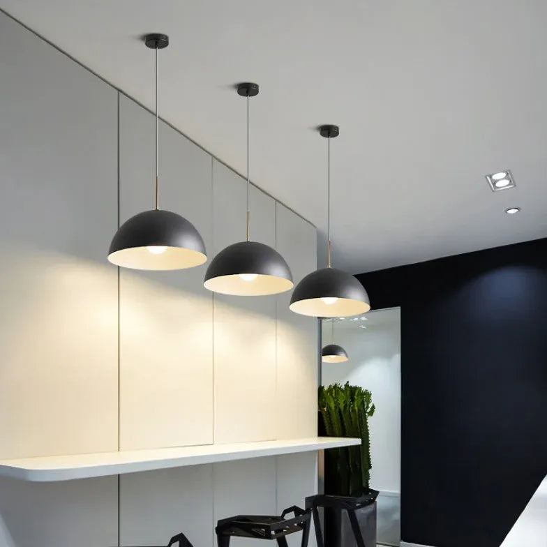 Lampada a sospensione nera semisferica elegante - clowasit.com