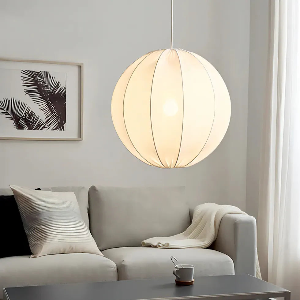 Lampadari con sfere pendenti in tessuto bianco - clowasit.com