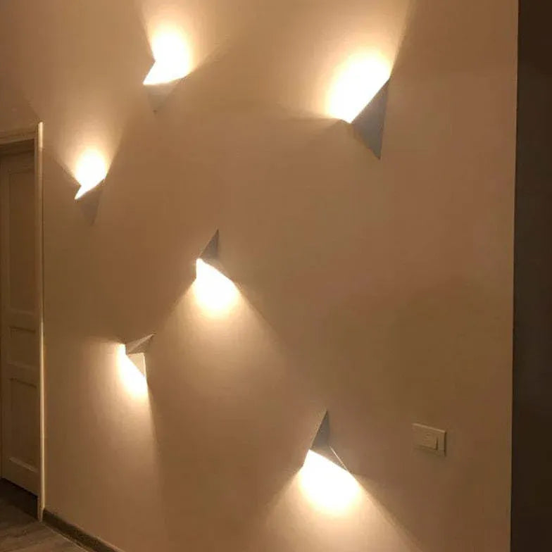 Applique da Parete Luce in Alto Triangolare - clowasit.com