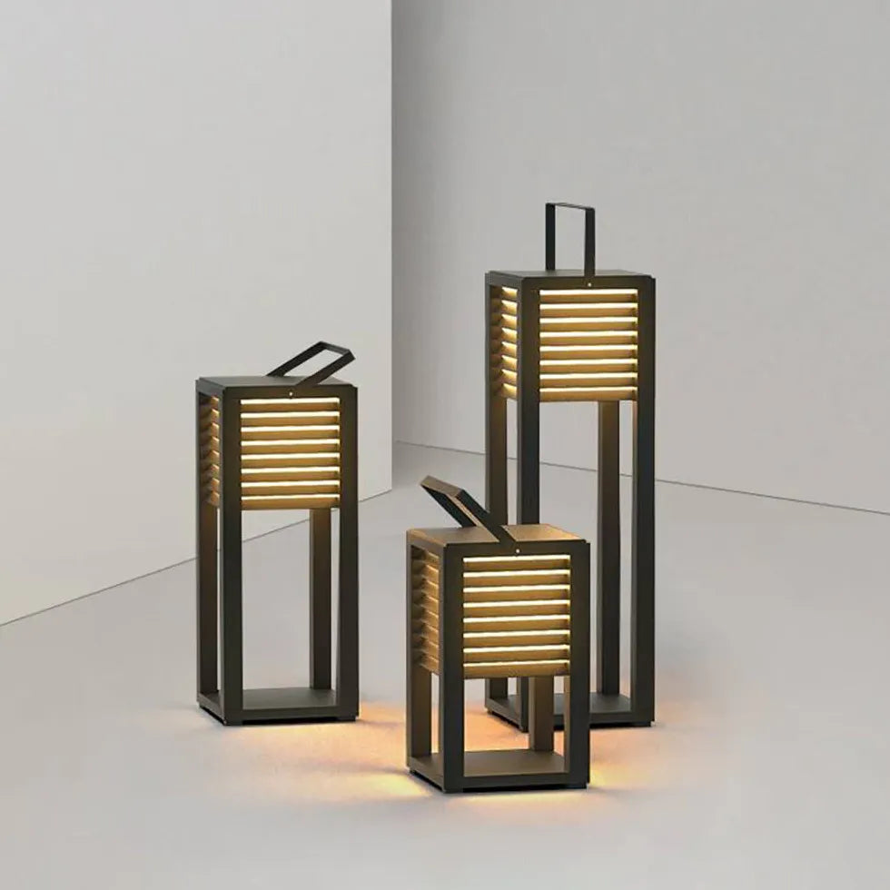 Lampada nera da terra con lamelle rettangolari - clowasit.com